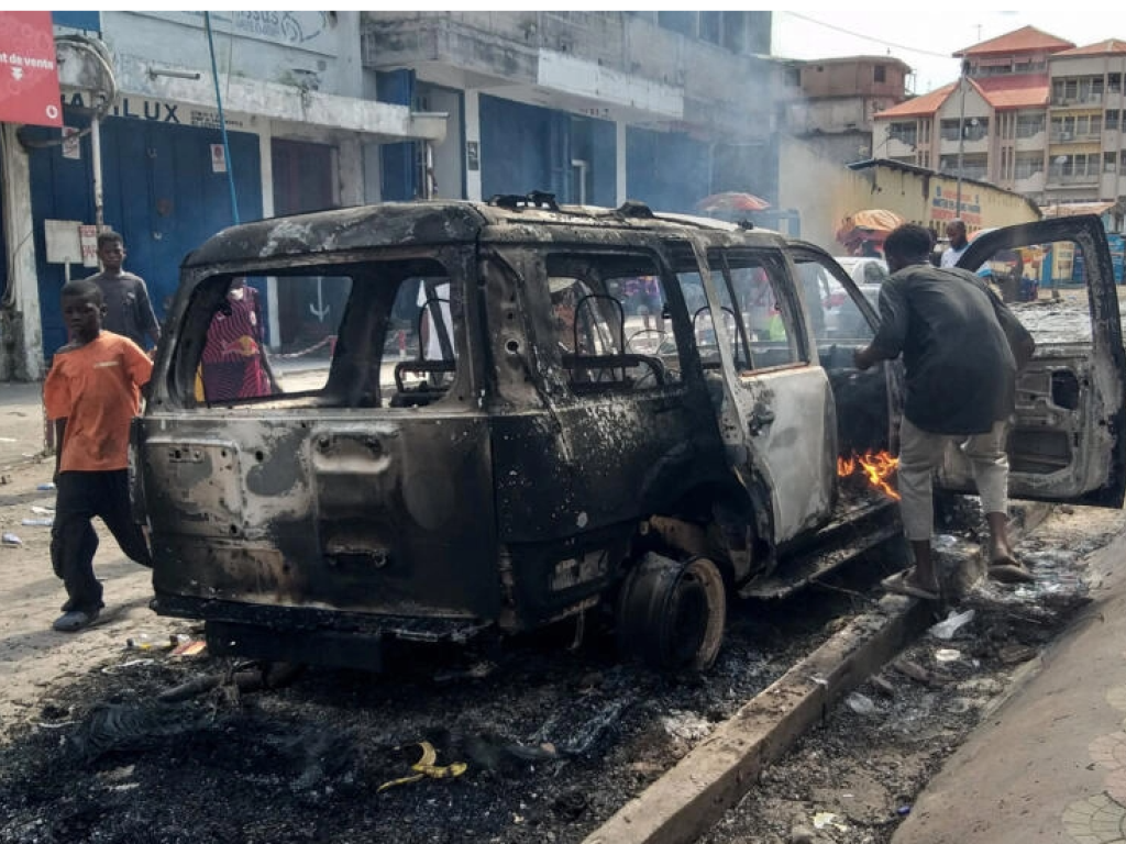 Un véhicule de la Monusco carbonisé par des manifestants à Kinshasa, le 10 février 2024. REUTERS - STRINGER