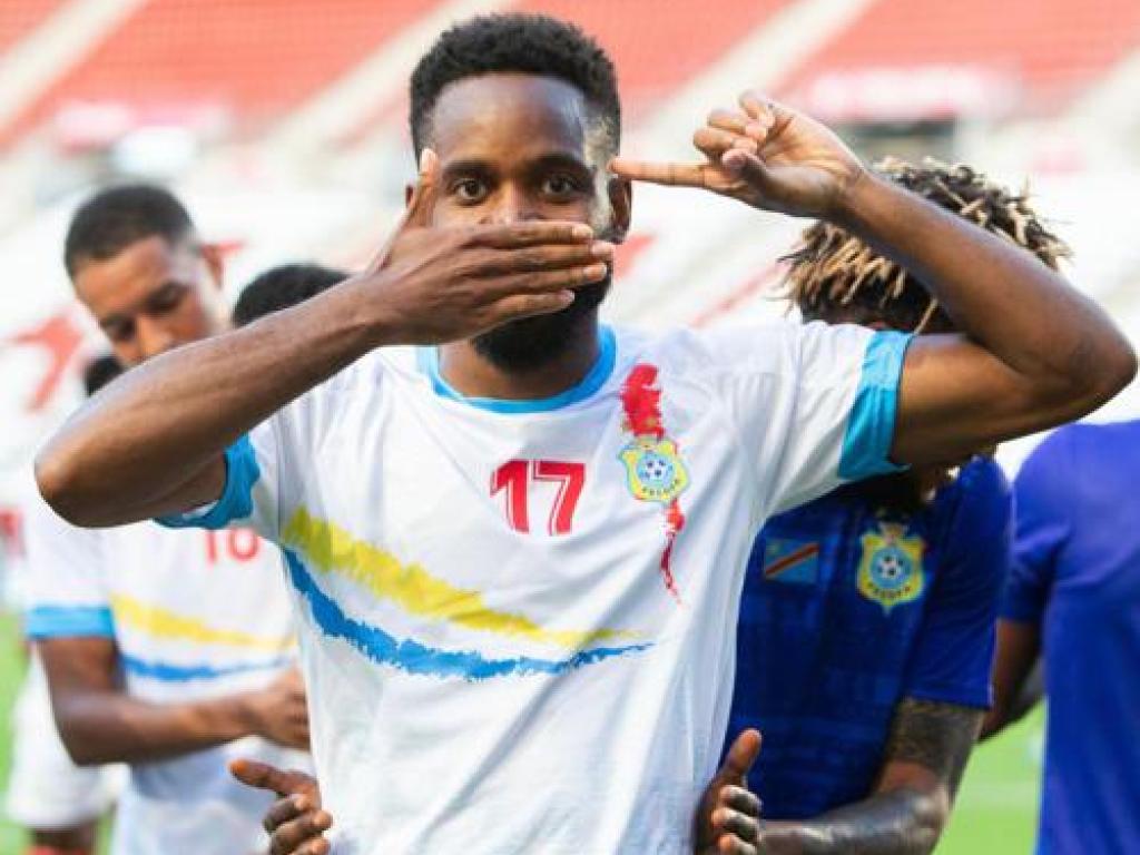 Cédric Bakambu célébrant un but et dénonçant par son geste les tueries dans la partie Est de la RDC. FECOFA