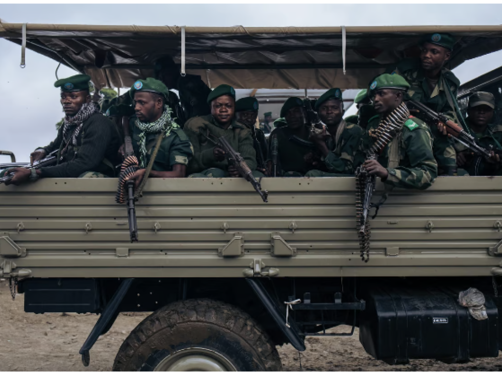 Des soldats en exercice à la périphérie de Mutwanga, qui a été attaquée à plusieurs reprises par les Forces démocratiques alliées (ADF), sur le territoire de Beni, dans le nord-est de la République démocratique du Congo, le 24 mai 2021. © Photo by ALEXIS HUGUET / AFP