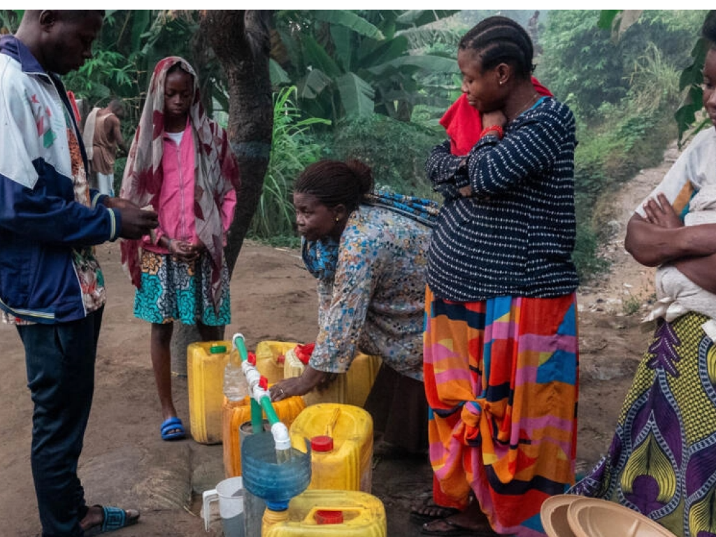 Une femme remplie un bidon d'eau à Selembao, un quartier pauvre où l'accès à l'eau potable est compliqué, en banlieue de Kinshasa, le 14 juillet 2023. (Image d'illustration). © EMMET LIVINGSTONE / AFP