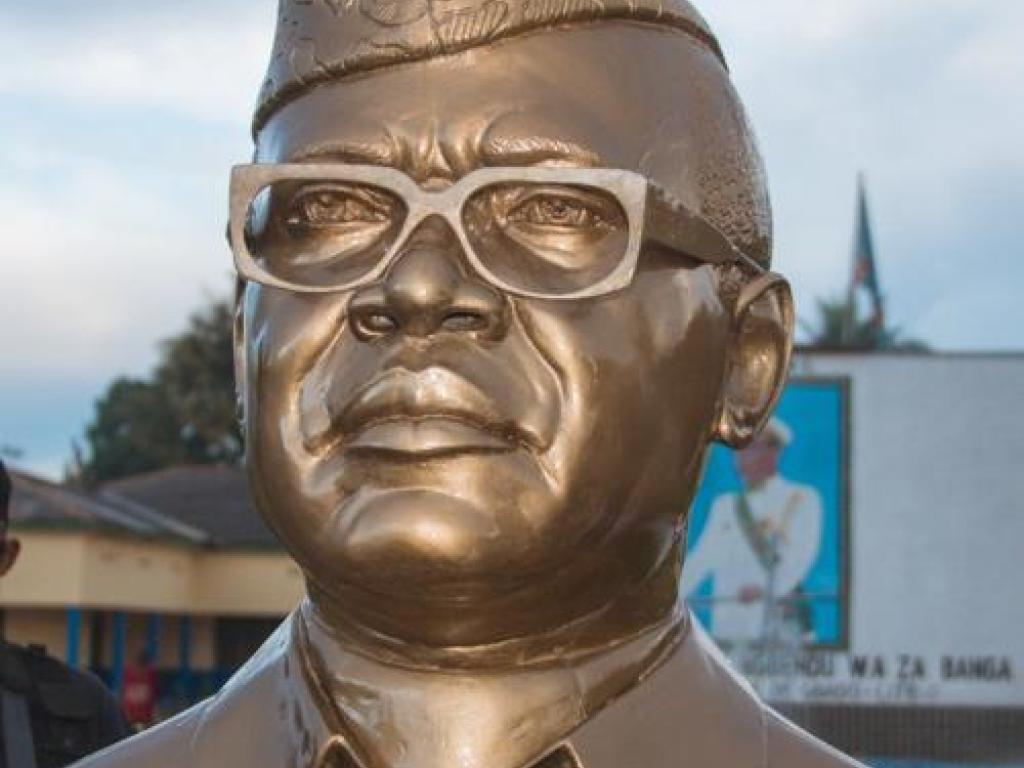 Photo d'illustration) Un buste en bronze en mémoire de Mobutu à Gbadolite inauguré par la Fondation Widal. Photo ministère de l’Aménagement du territoire.