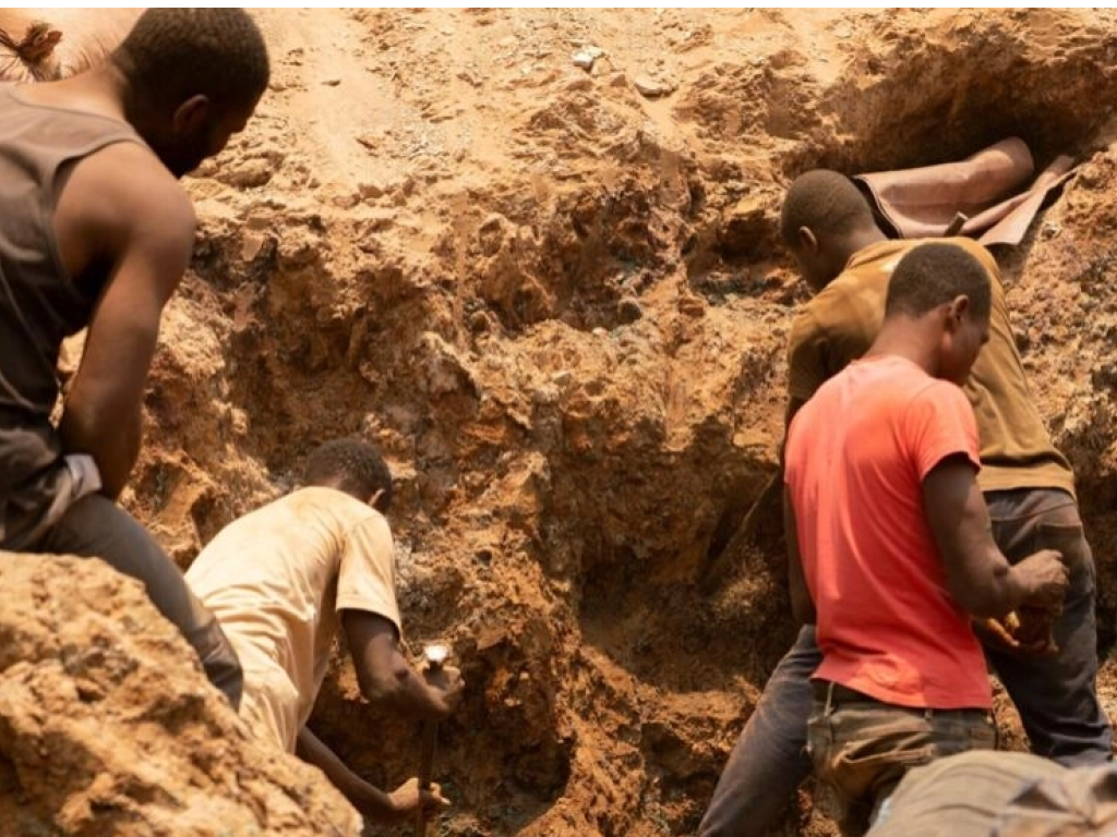 La RDC compte de très fortes ressources en cobalt et en cuivre. Ici, des mineurs cherchent ces minerais dans une mine près de Kolwezi le 12 octobre 2022. © Junior Kannah, AFP
