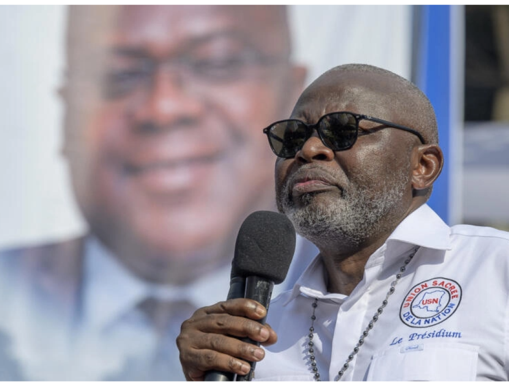 Vital Kamerhe, à l'époque ministre de l'Économie, s'adresse aux partisans de l'Union sacrée (Union sacrée), la nouvelle coalition gouvernementale majoritaire à l'Assemblée nationale du pays, réunie au Stade des Martyrs à Kinshasa le 29 avril 2023. AFP - ARSENE MPIANA