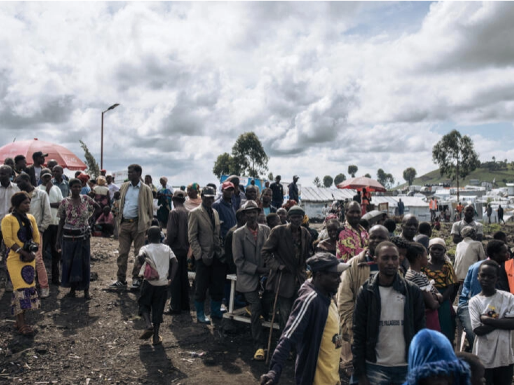 [Image d'illustration] Des personnes déplacées par la guerre se rassemblant pour regarder une délégation de responsables de l'ONU visiter le camp de déplacés de Bulengo, près d'une ligne de front à la périphérie ouest de Goma, le 17 avril 2024. AFP - ALEXIS HUGUET