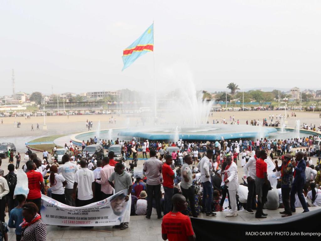[Illustration] Scène de vie devant le palais du peuple siège du parlement le 03/09/2019 à Kinshasa lors de la présentation du programme du premier ministre Sylvester Ilunga Ilunkamba. Radio Okapi/Photo John Bompengo