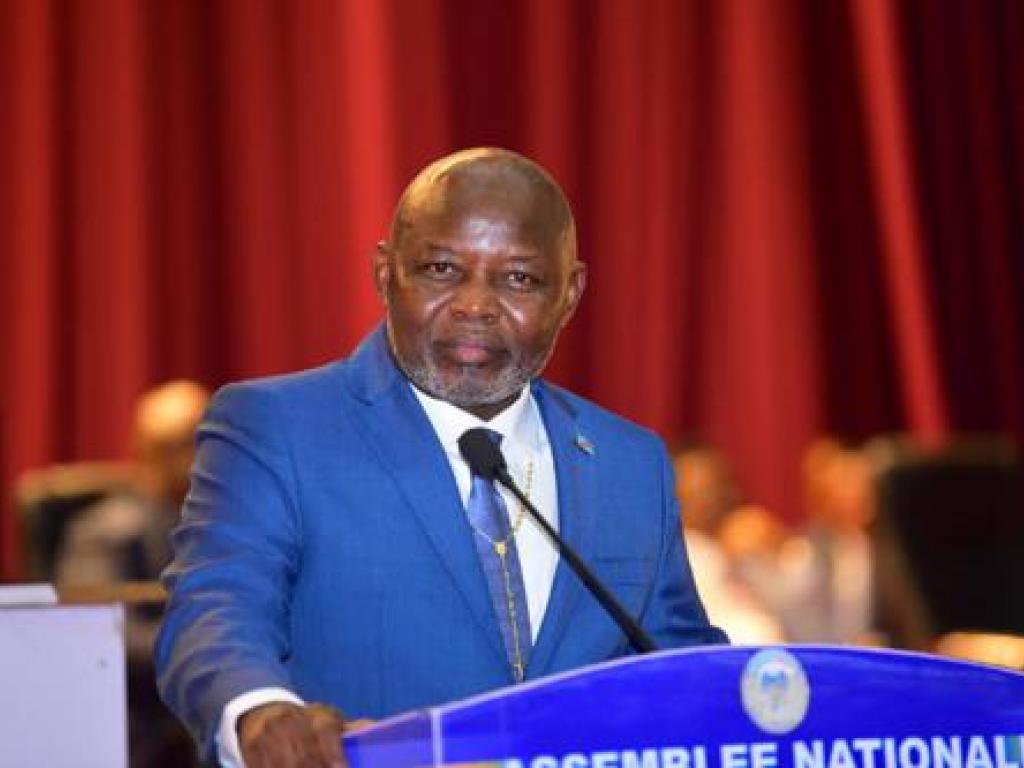 Vital Kamerhe s’adressant aux députés nationaux de l’Union sacrée avant le vote le 23/04/2024 au Palais du peuple. ACP
