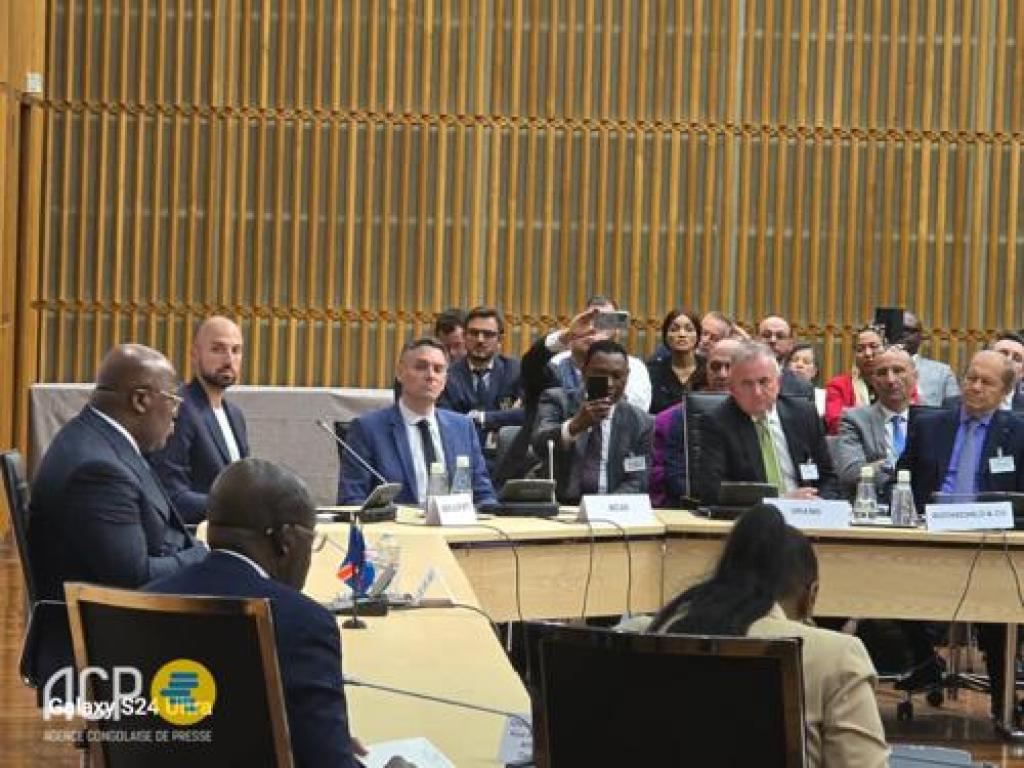 Le Président de la République, Felix Tshisekedi devant les investisseurs Français lors de la table ronde d'affaires, à Paris, le 30 avril 2024. Photo ACP