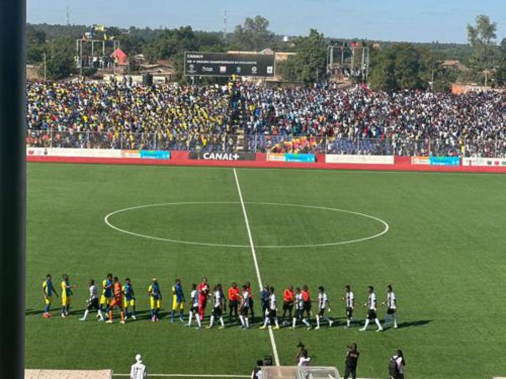 Les joueurs de TP Mazembe et de FC Lupopo avant de débuter leur match au stade Kibasa Maliba de Lubumbashi, mercredi 1er mai 2024. Radio Okapi/Ph. Vanessa Nkongolo