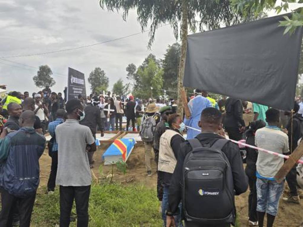 Enterrement des victimes de Lushagala après la cérémonie des obsèques. Nord-Kivu, le 15 mai 2024. Ph/ ACP