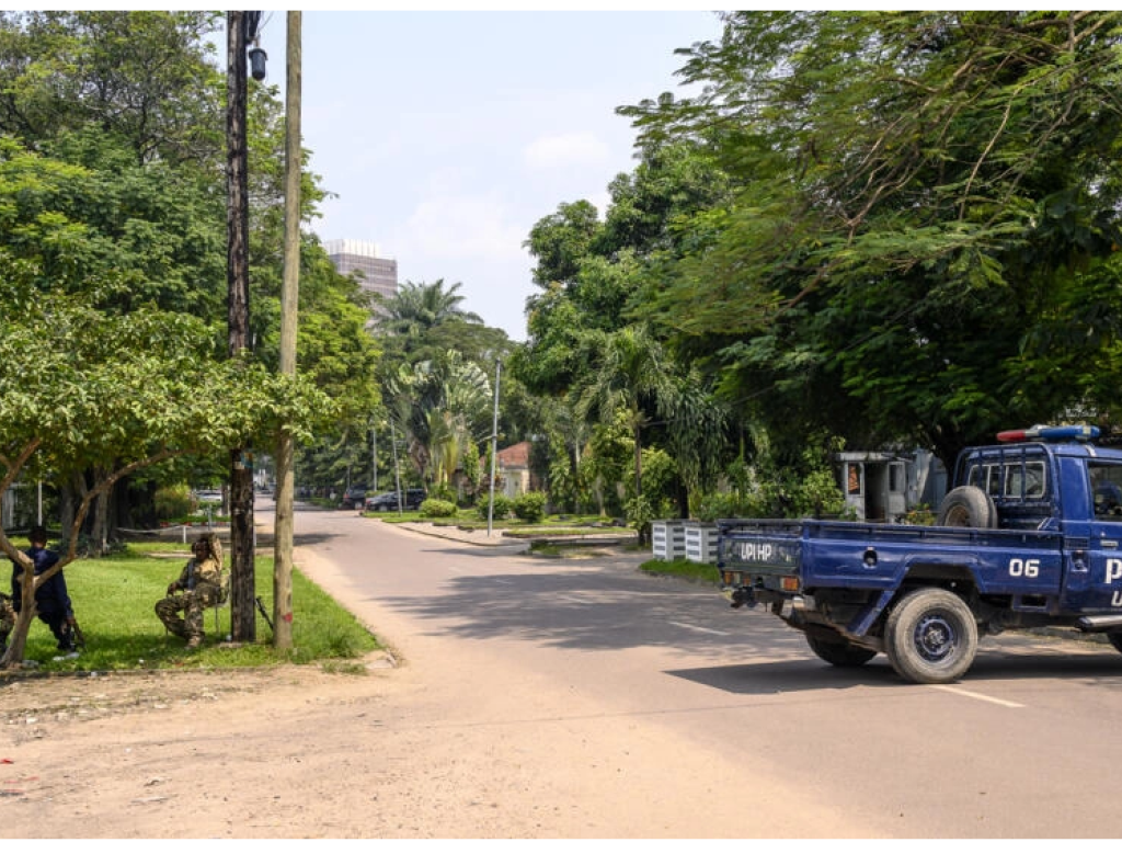 La Garde républicaine congolaise et la police bloquent une route autour du lieu d'une tentative de coup d'État à Gombe, Kinshasa, le 19 mai 2024. AFP - ARSENE MPIANA