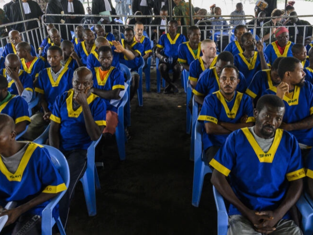 Trois semaines après ce que les autorités ont qualifié de « coup d’État », le procès des présumés assaillants a commencé devant le tribunal militaire de Kinshasa/Gombe, au sein de la prison militaire de Ndolo, le 7 juin 2024.. AFP - ARSENE MPIANA