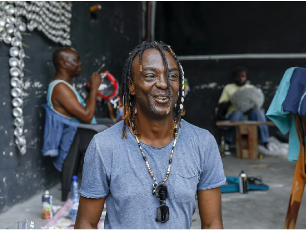 L’artiste Eddy Ekete en 2020. © Arsène Mpiana.