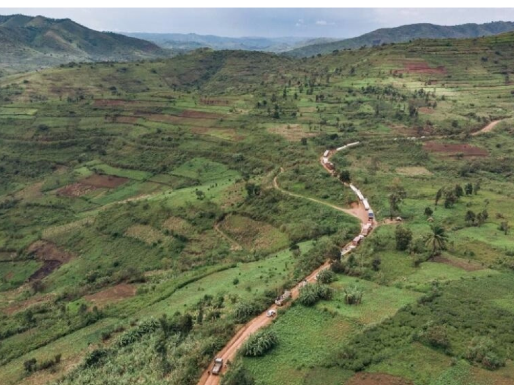 Une vue aérienne d'un convoi de camions circulant sur la route nationale 27 vers l'Ouganda dans la région de Djugu, province de l'Ituri, en RDC (Image d'illustration). AFP - ALEXIS HUGUET