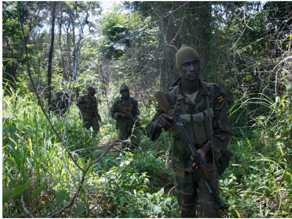 Des soldats de la Force de défense du peuple ougandais (UPDF) patrouillent dans la jungle centrafricaine à la recherche de combattants de l’Armée de résistance du Seigneur (LRA), le 24 juin 2014. © Michele SIBILONI / AFP