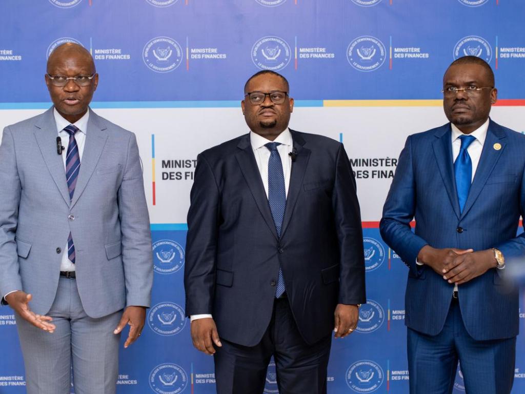 Les ministres des Finances et de la Santé de la RDC et le directeur général du Centre africain de contrôle et de prévention des maladies, à la suite d’une réunion le 20/08/2024 sur la riposte à l’épidémie de monkeypox. Ministère des Finances