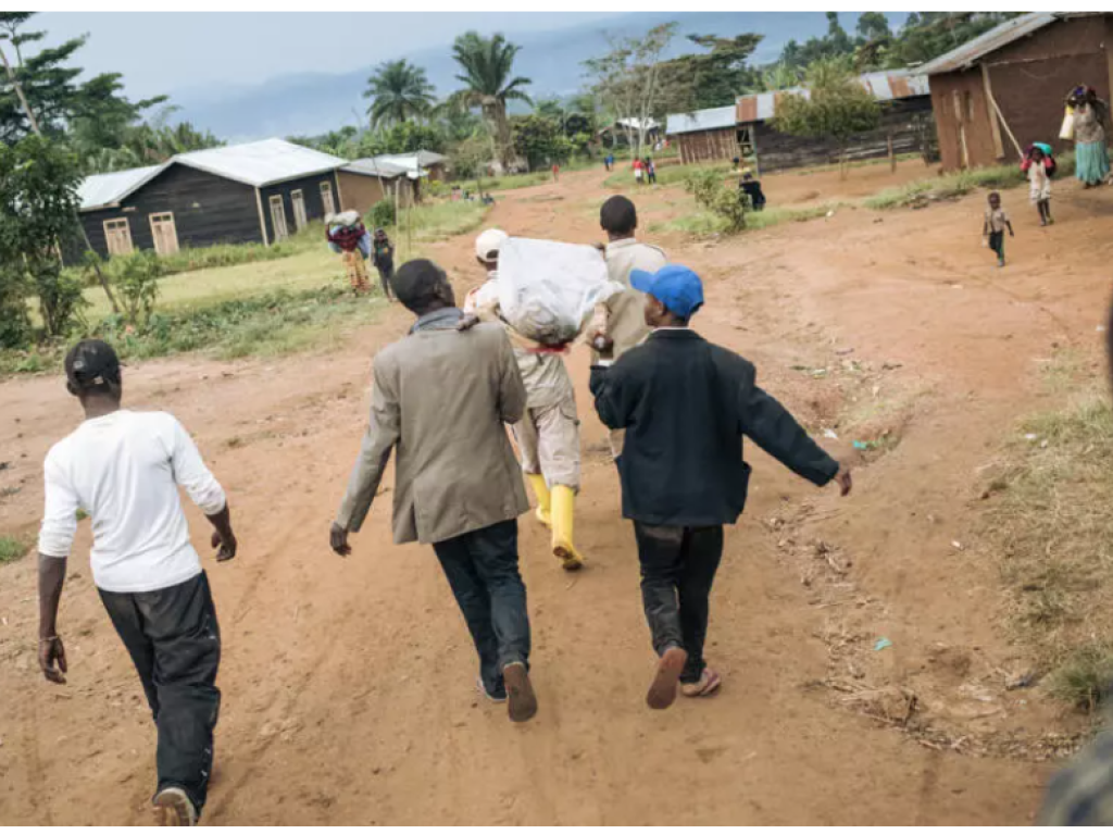 Des membres de la Croix-Rouge de la République démocratique du Congo et des proches d’un homme de 39 ans transportent son corps après une attaque prétendument perpétrée par le groupe rebelle des Forces démocratiques alliées (ADF) dans le village de Manzalaho près de Beni le 18 février 2020. (Image d'illustration). © ALEXIS HUGUET / AFP