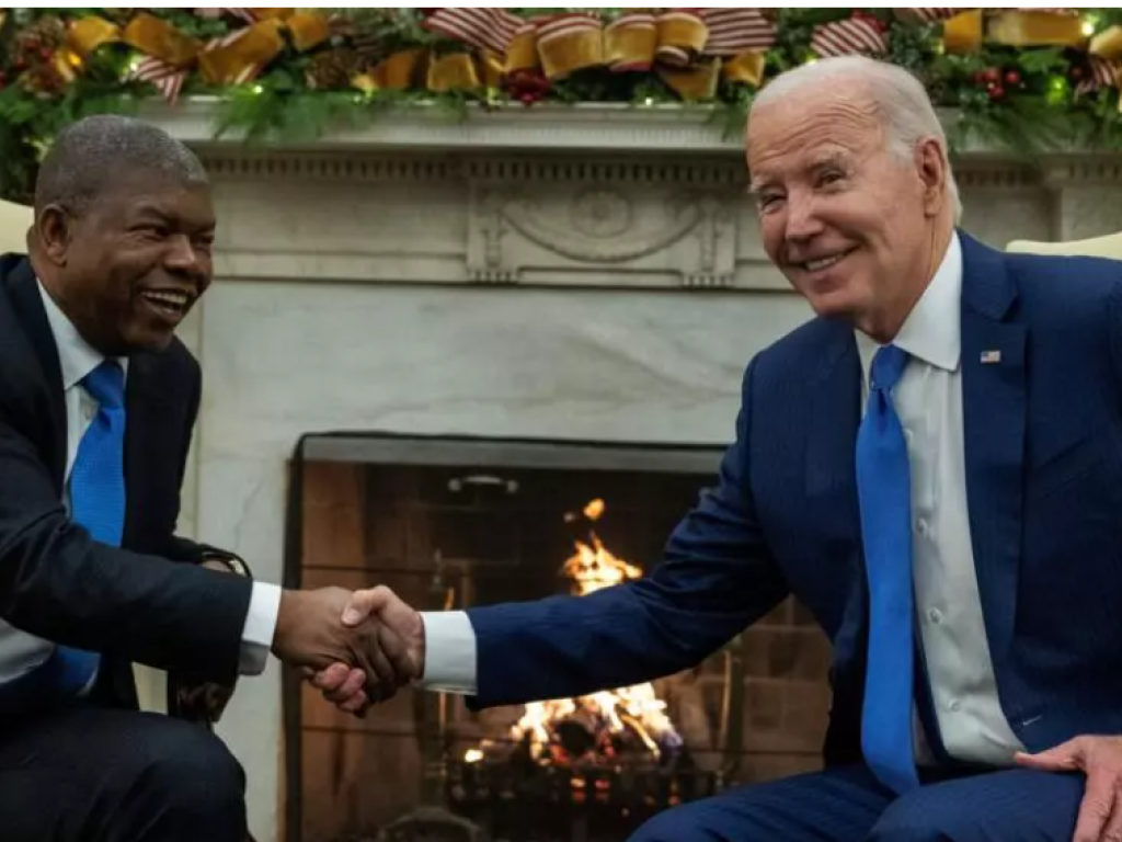 Le président américain Joe Biden serrant la main du président angolais, Joao Lourenço, lors d'une réunion dans le bureau ovale de la Maison Blanche à Washington, le 30 novembre 2023. AFP - ANDREW CABALLERO-REYNOLDS