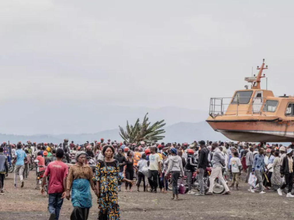 Des résidents se rassemblant pour assister à la mission de recherche et de sauvetage après qu'un bateau transportant des passagers et des marchandises des villages de Minova ait coulé dans le lac Kivu, près du port de Kituku à Goma, province du Nord-Kivu de la République démocratique du Congo, le 3 octobre 2024. REUTERS - Stringer