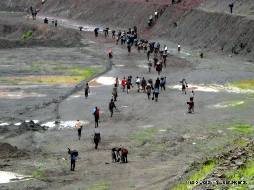 Des creuseurs clandestins dans une mine de cuivre de la Chemaf à Lubumbashi (Décembre 2012)