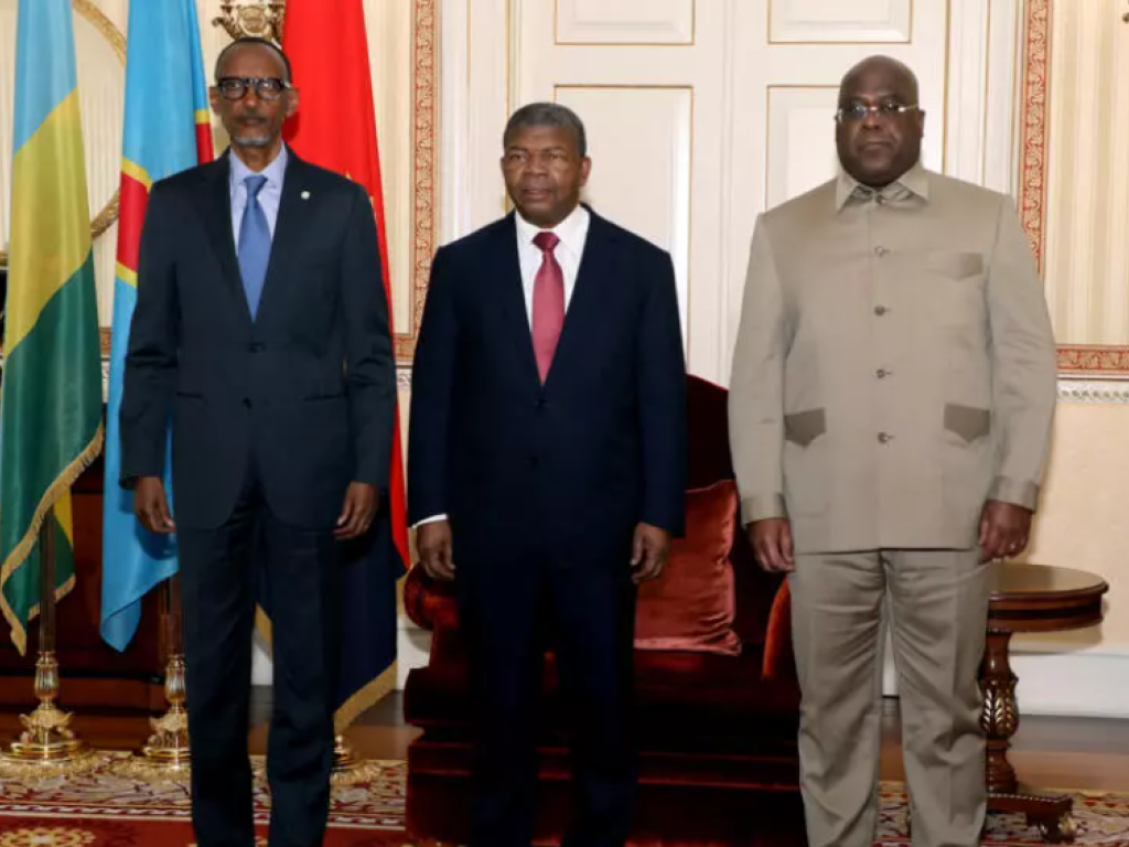 (De gauche à droite) : les présidents rwandais Paul Kagame, angolais João Lourenço et congolais Félix Tshisekedi lors de leur sommet tripartite à Luanda, le 6 juillet 2022, autour des tensions à l'est de la RDC. (Image d'illustration) AFP - JORGE NSIMBA