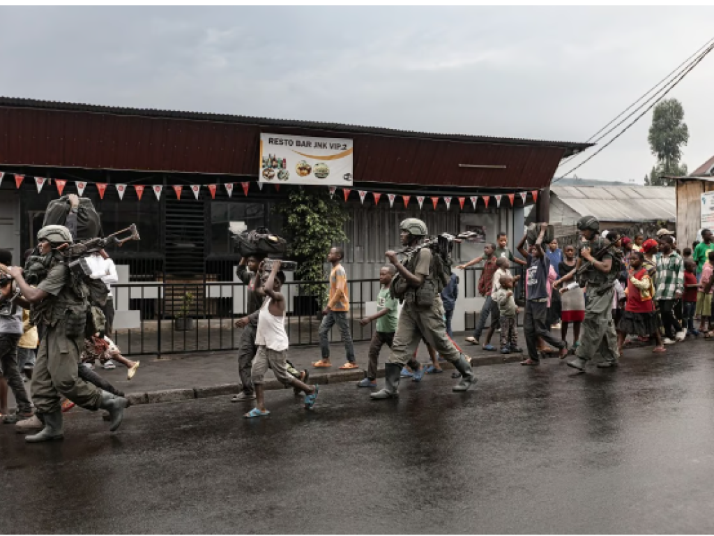 Des membres du M23 dans une rue du quartier de Keshero à Goma, le 27 janvier 2025. © STR / AFP