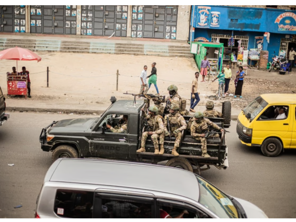 Un pick-up de l’armée congolaise, les FARDC, patrouille dans Goma, le 23 janvier 2025, dans l’est de la RDC. © Jospin Mwisha / AFP