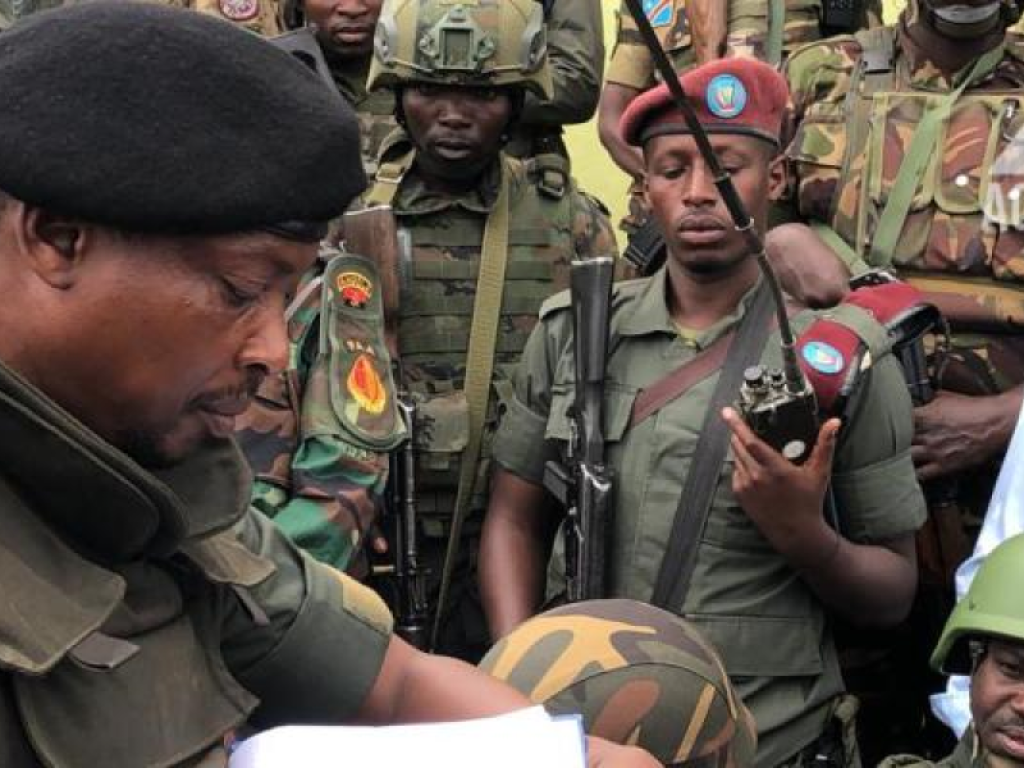 Les rebelles du M23 en discussion avec la force de l'EAC à Kibumba. Ph. ACTUALITE.CD.