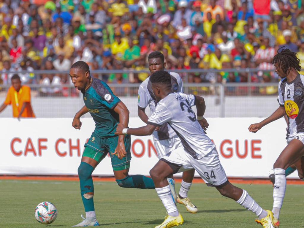 Le joueur tanzanien Clement Franses Mzize entre les défenseurs de Mazembe, ce samedi 4 janvier 2024, au stade Benjamin Mpaka de Dar-es-Salaam de Tanzanie. Photo/ Mazembe