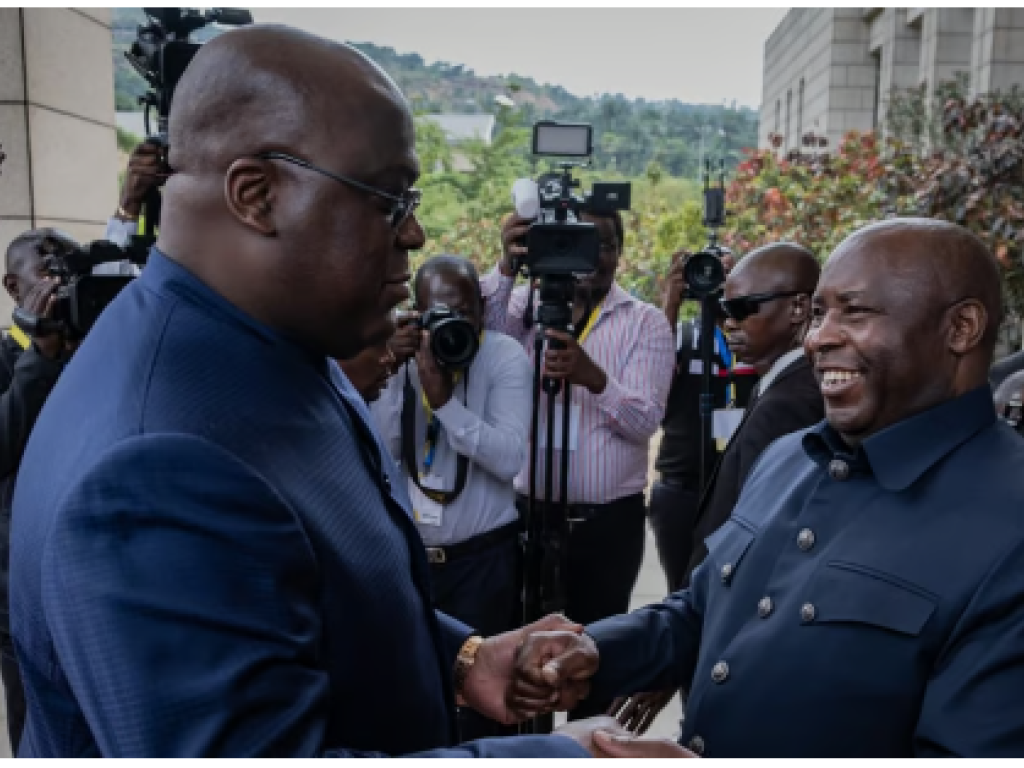 Le président congolais Félix Tshisekedi est accueilli par le président burundais Évariste Ndayishimiye au sommet extraordinaire de l’EAC à Bujumbura, au Burundi, le 4 février 2023. © Tchandrou Nitanga / AFP