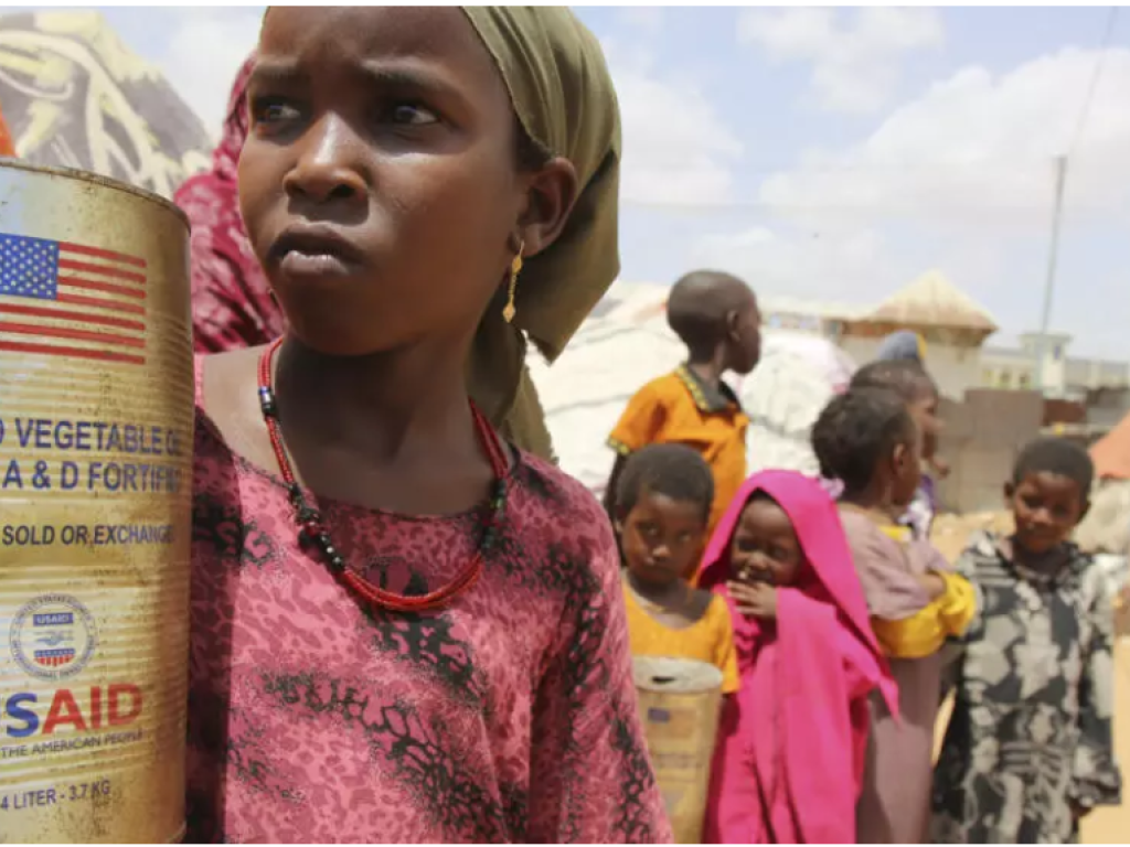 L'Agence américaine pour le développement international, USAID, agit jusque dans les camps de Maslah, à la périphérie de Mogadiscio, en Somalie. AP - Farah Abdi Warsameh