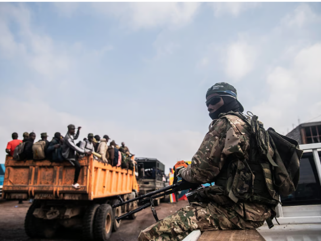 Un membre du mouvement M23 surveille l’arrivée de policiers congolais en provenance de Bukavu, le 23 février 2025. © JOSPIN MWISHA/AFP