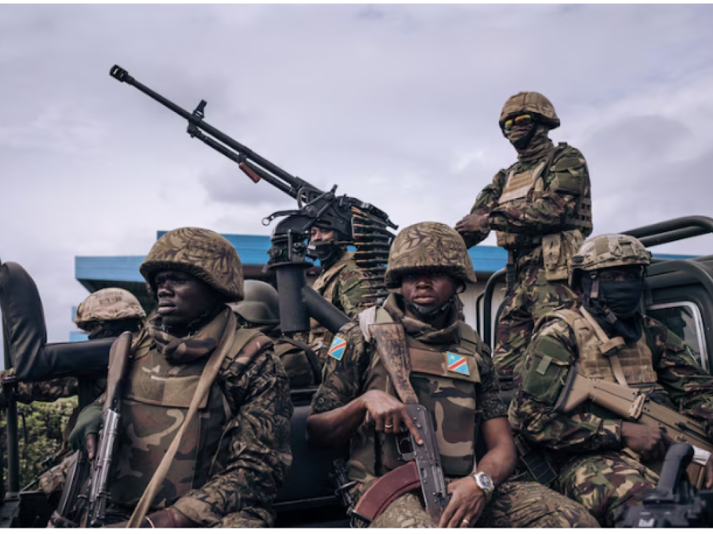 Soldats congolais et kényans non loin de l’aéroport militaire de la ville de Goma, menacée par les rebelles. ©AFP 