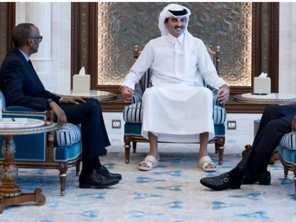 Le président du Rwanda, Paul Kagame (à gauche), l'émir du Qatar, Tamim ben Hamad al-Thani (au centre), et le président de la RDC, Félix Tshisekedi (à droite), réunis à Doha le 18 mars 2025. via REUTERS - Qatar's Ministry of Foreign Affa