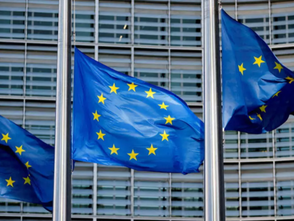 Les drapeaux de l'Union européenne flottent devant le siège de la Commission européenne à Bruxelles, en Belgique, le 1er mars 2023. Image d'illustration. © Johanna Geron / REUTERS