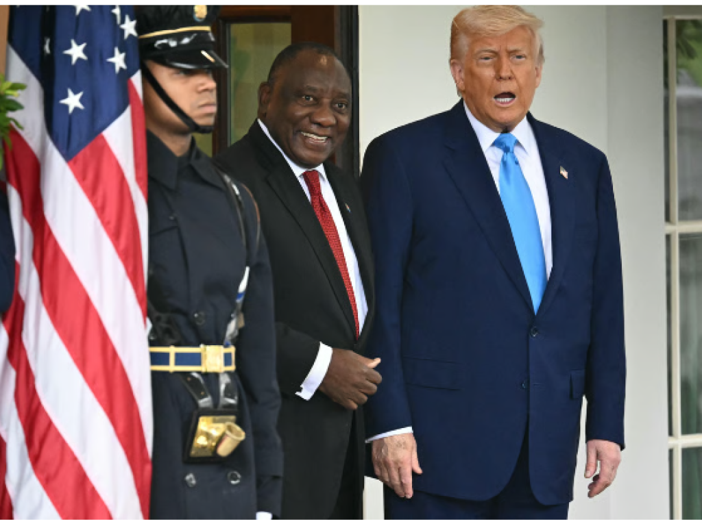 Le président américain Donald Trump accueille le président sud-africain Cyril Ramaphosa à la Maison Blanche, à Washington, le 21 mai 2025. © Mandel NGAN / AFP