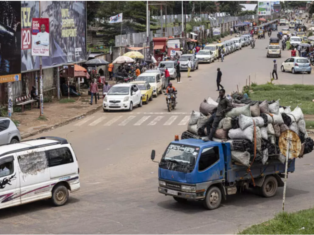 Vue générale de voitures circulant sur une route à Lubumbashi, en RDC, le 22 décembre 2023. AFP - PATRICK MEINHARDT