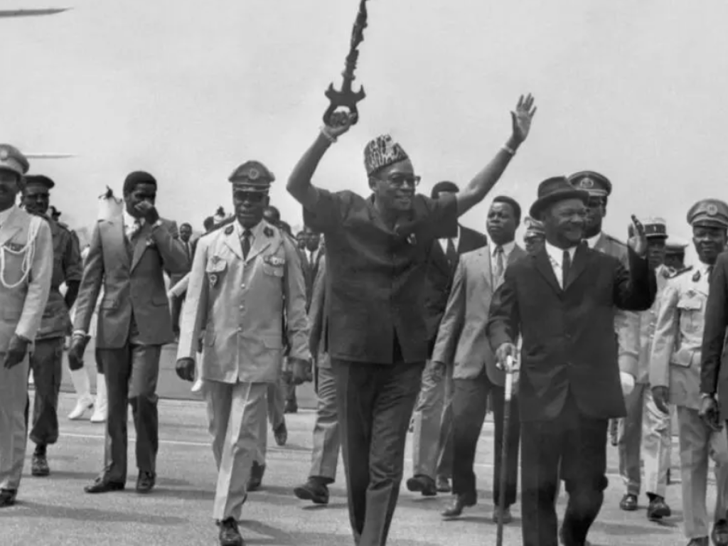 Joseph Desire Mobutu (plus tard Mobutu Sese Seko-C), président du Congo-Kinshasa (Zaïre, aujourd'hui République démocratique du Congo), salue la foule alors qu'il est accueilli par le président de la République centrafricaine Jean-Bedel Bokassa (2e à droite), à son arrivée à l'aéroport de Bangui en janvier 1971. AFP - -