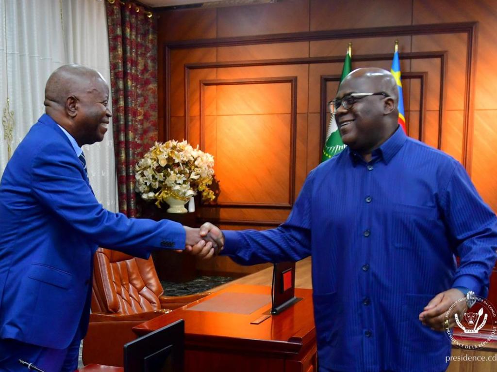 Poignée de mains entre Félix Tshisekedi et Adolphe Muzito mercredi 2 juillet 2025 à la Cité de l’Union africaine à Kinshasa. Photo/Presidence RDC