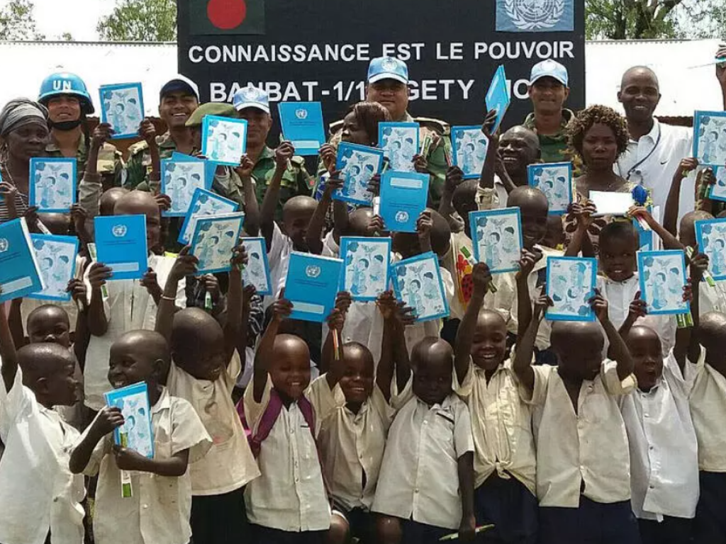 Dans le cadre de leurs efforts pour améliorer la qualité de l'éducation en RDC, la base opérationnelle mobile du Bataillon bangladais de la MONUSCO à Gety distribue des matériels éducatifs aux élèves de l'école primaire Andijkya. [Image d'illustration] MONUSCO/Force