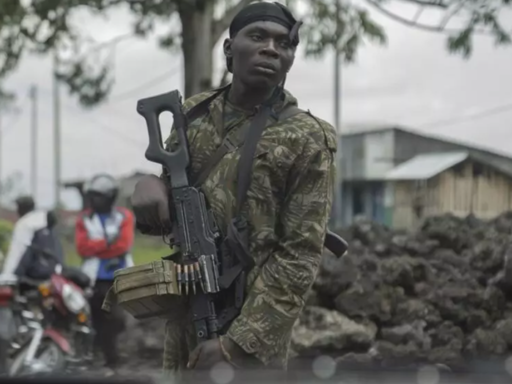 Un milicien wazalendo allié des Forces armées congolaises, dans le Nord-Kivu, ici à Sake le 31 août 2024 (image d'illustration). © Moses Sawasawa / AP