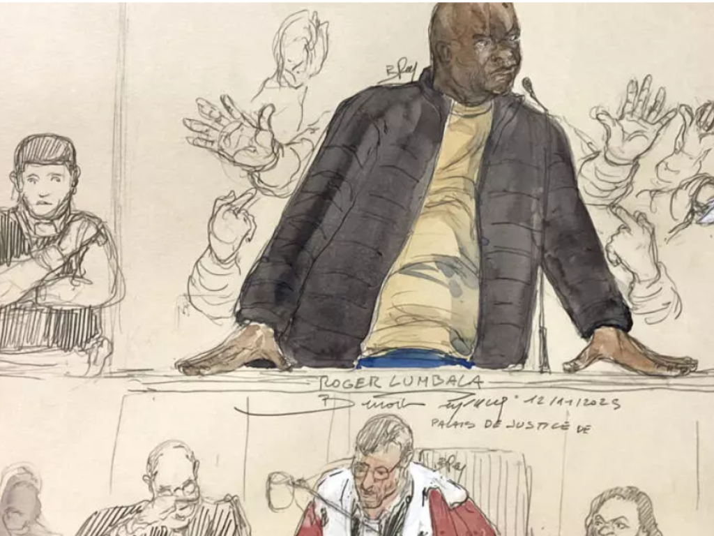 Ce croquis d'audience, réalisé le 12 novembre 2025, montre l'ancien chef rebelle congolais Roger Lumbala lors de son procès devant la cour d'assises de Paris. Lumbala, âgé de 67 ans, est accusé de complicité de crimes contre l'humanité pour son rôle durant la Seconde Guerre du Congo (1998-2003). AFP - BENOIT PEYRUCQ