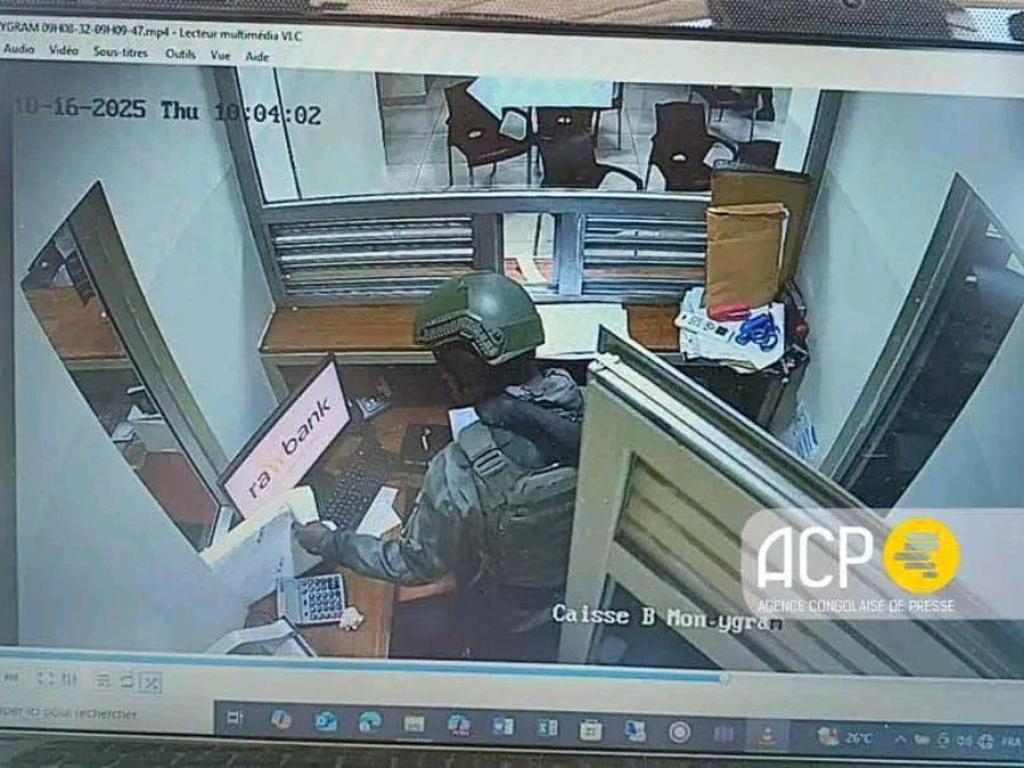 Capture d’écran d’une vidéosurveillance montrant un militaire s’emparant de l'argent dans la caisse de la Rawbank le 16 octobre 2025