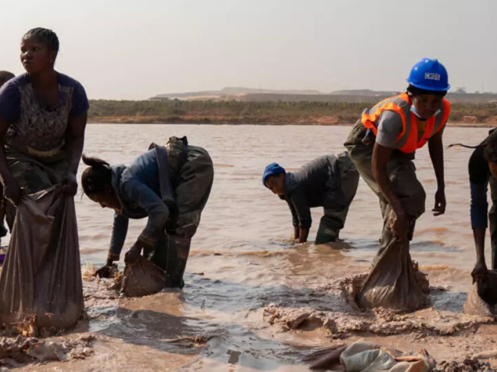 Des femmes lavent du minerai dans la mine artisanale de cuivre-cobalt de Kamilombe, près de la ville de Kolwezi, dans le sud-est de la République démocratique du Congo, le 20 juin 2023 (photo d'illustration). AFP - EMMET LIVINGSTONE