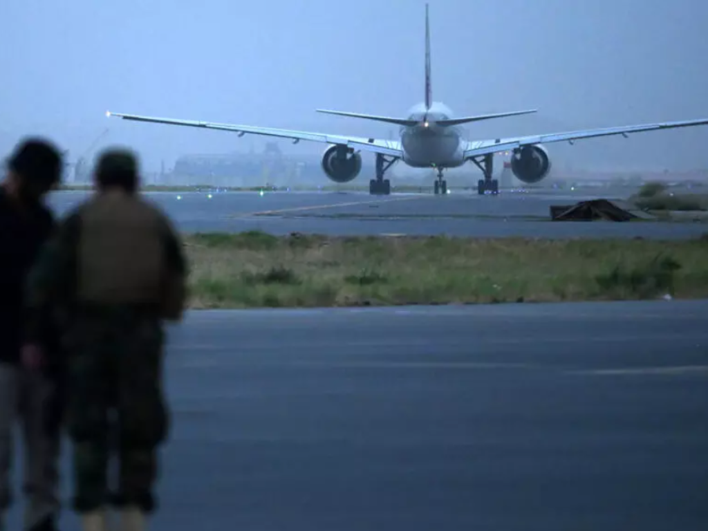 Un avion de Qatar Airways à destination du Qatar s'apprête à décoller de l'aéroport de Kaboul, le 10 septembre 2021 (image d'illustration). AFP - AAMIR QURESHI